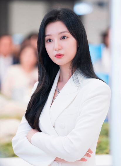 Kim Ji-Won looks