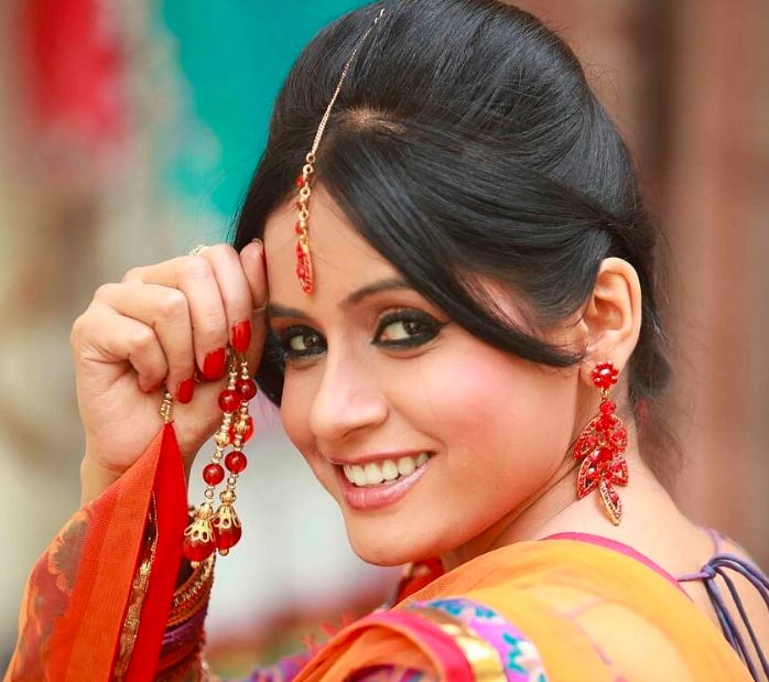 Miss Pooja Age, Height, Net Worth, Husband, Children, Career, Songs, Biography